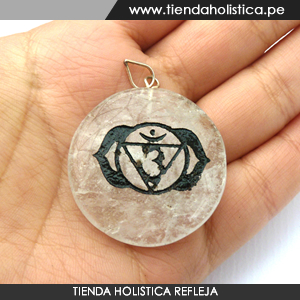 Dije en Cuarzo Cristal Ajna grabado con el Sanscrito 6to Chakra